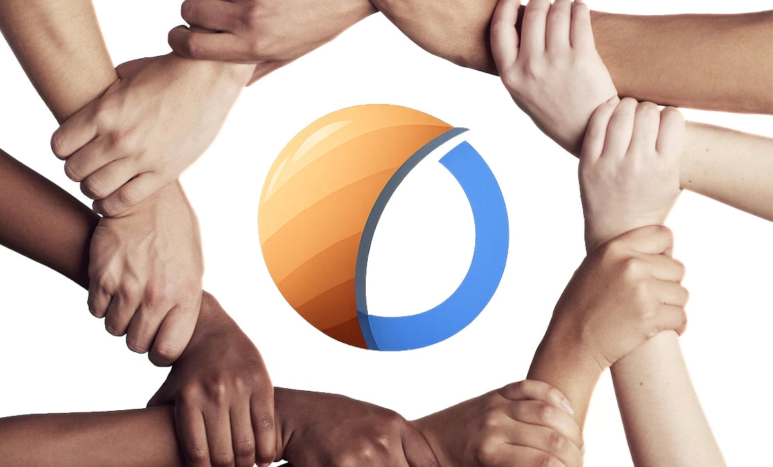 Bras de personnes aux couleurs de peau différentes formant un cercle autour du logo myDiscreto